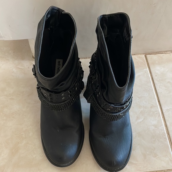 These boots are soooo CUTE! Size 9.5 fits like 9. Brand Not Rated - Picture 4 of 9